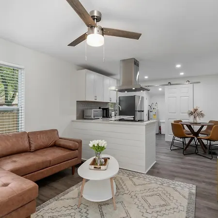 Guests Favorite! Pet Friendly Cottage, Near Down Town